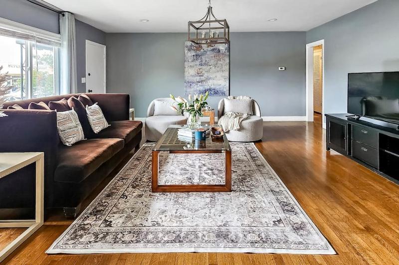 Spacious Apt Min to Downtown Culver City & Venice Beach — забронировать отель в Лос-Анджелесе