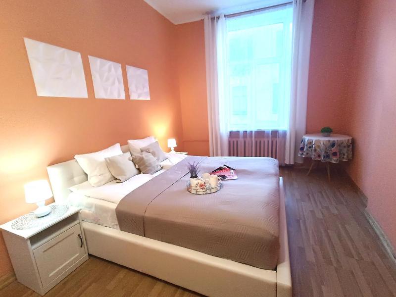 Spacious Old Town Family Peachy 2 bedrooms Apartment, Nearby the Riga Presidential Castle — забронировать отель в риге