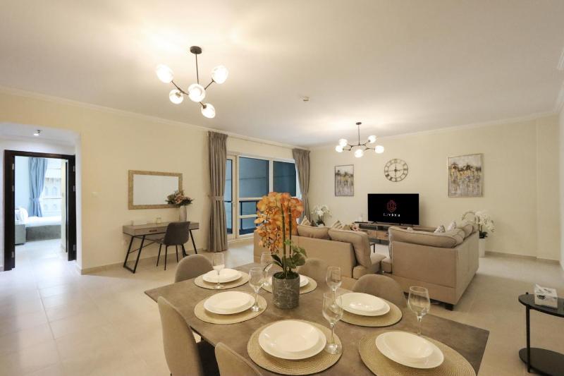 Livbnb- Spacious 2BR,Marina Quays - Steps to Beach — отель с удобным расположением в Дубае