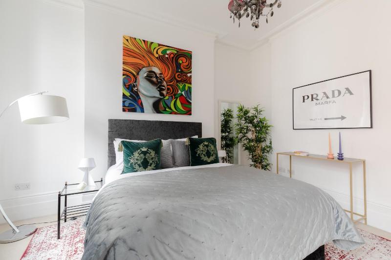 RARE FIND off Oxford St! SOHO 5bed Design House For XXL Groups — отель с удобствами в Лондоне