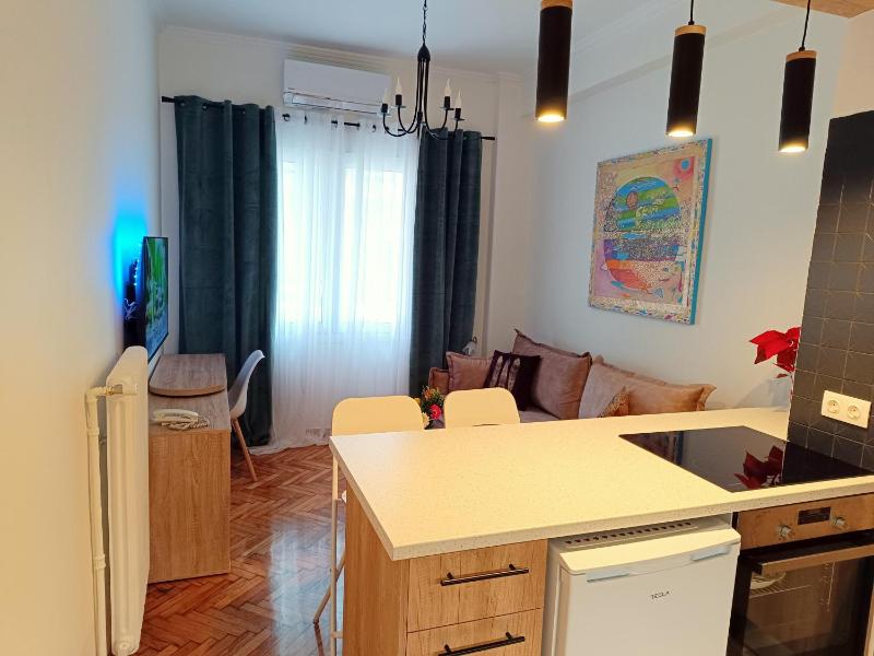 Golden Apartment In Victoria — комфортный отель в Афины