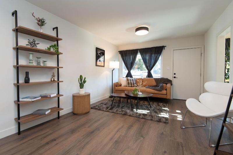 Stylish Apartment Near DTLA — отель с удобствами в Лос-Анджелесе