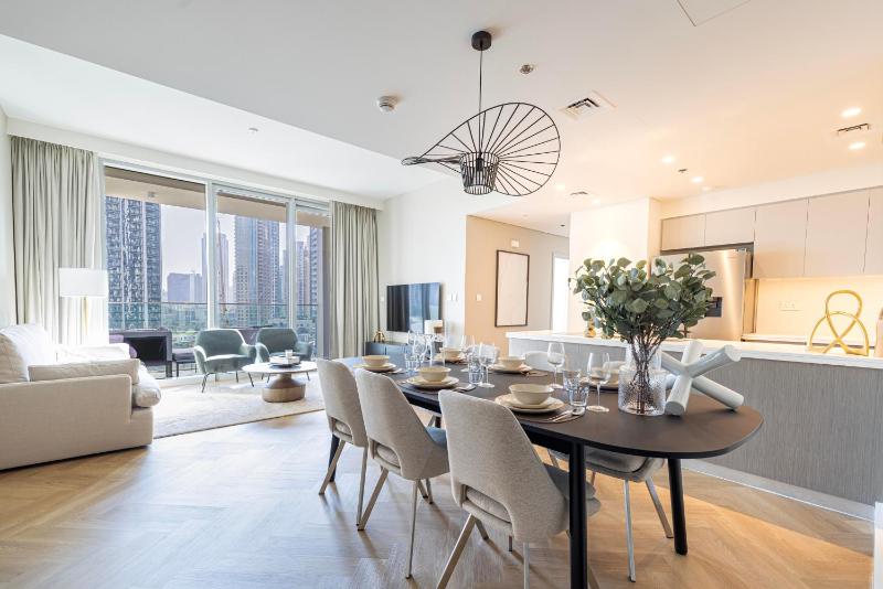 Цены на Luxury 3BR Apartment with Dubai Opera Views в Дубае