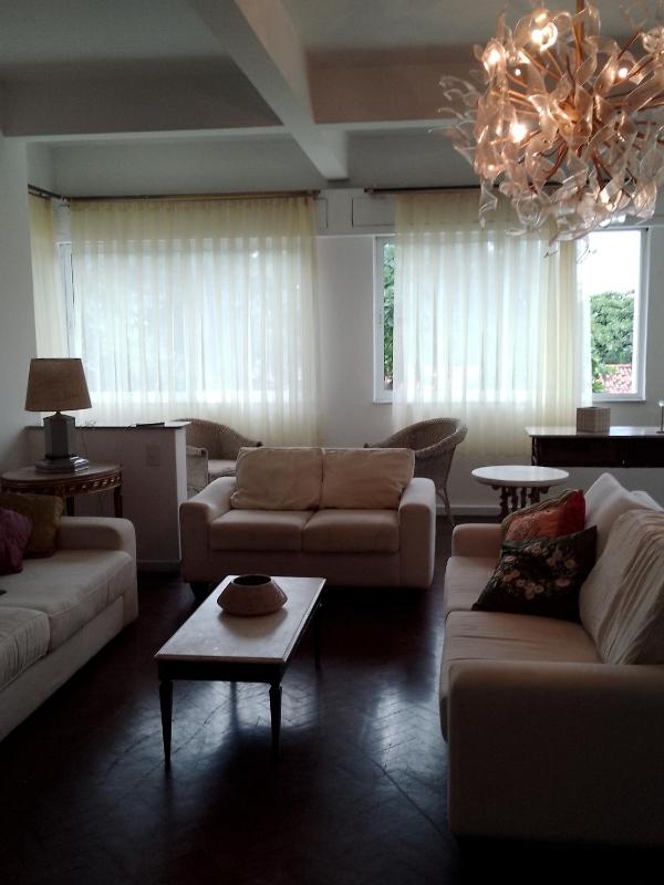 Apartamento com 187m2 tres quartos, quadra da praia de Copacabana. — отзывы гостей и цены