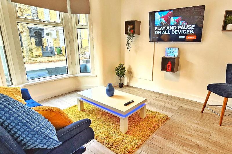 Stratford City - Luxe house with garden — комфортный отель в Лондоне