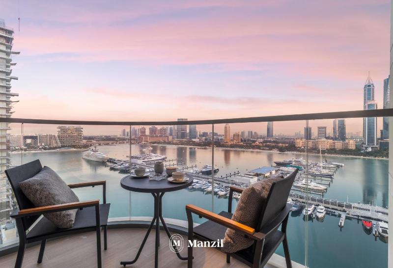 Manzil - 2BR Apartment in Emaar Beachfront with Beach & Marina Access — комфортный отель в Дубае
