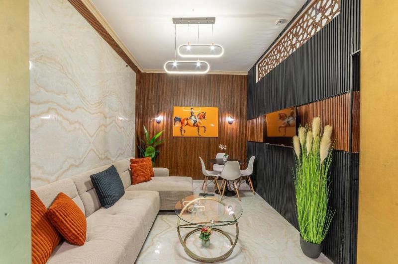 Royalton - Chic 2BR Marina Pinnacle Apartment with City Views — отзывы гостей и цены