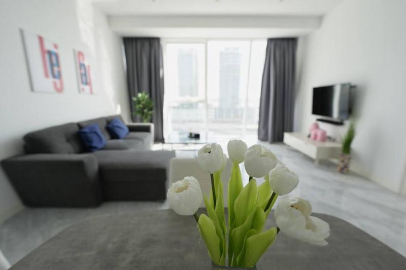 1BR Apartment with Canalside View in Downtown — комфортный отель в Дубае