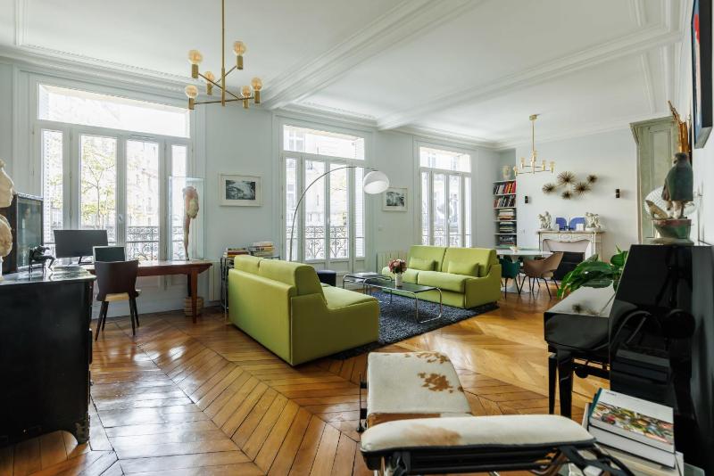 Bright modern flat Near the Louvre Museum — комфортный отель в Париже