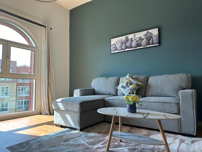 Bright and Spacious. 1 Bedroom Next to Metro and Mall. — комфортный отель в Дубае