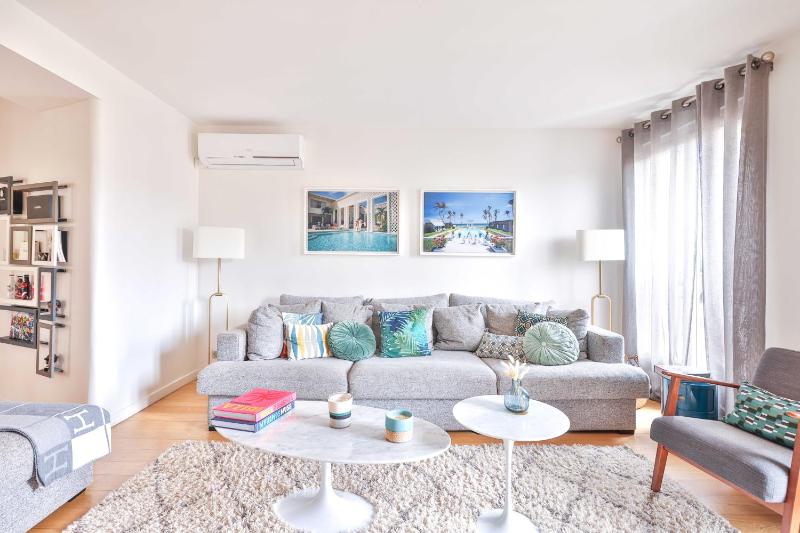 Modern apartment Near the Eiffel Tower — комфортный отель в Париже
