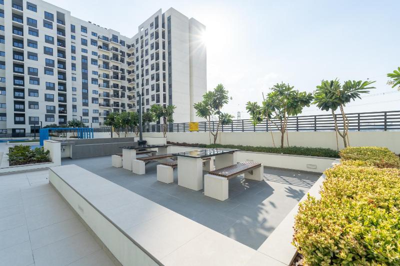 Heaven Crest Holiday Homes Wasl Gate - 2 Bedroom Flat near Dubai Metro, IKEA, Mall with Pool, Gym and Wi-Fi — комфортный отель в Дубае
