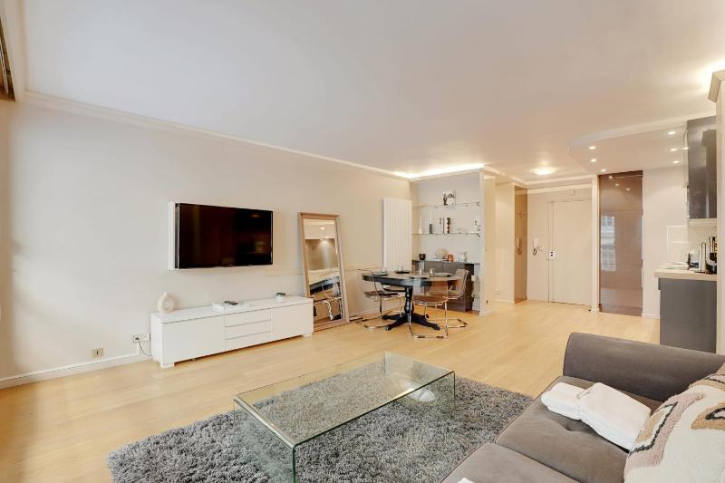 Cosy apartment near Trocadero and Arc de Triomphe — отель с удобным расположением в Париже