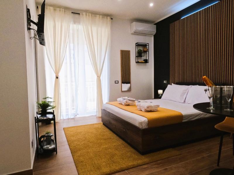 BlackWoody Contemporary Rooms - Napoli Centro Storico — комфортный отель в Неаполе