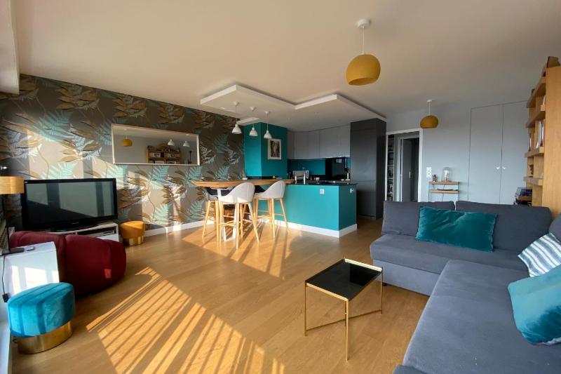 Цены на 3 Bedrooms View Quiet Top Floor в Париже