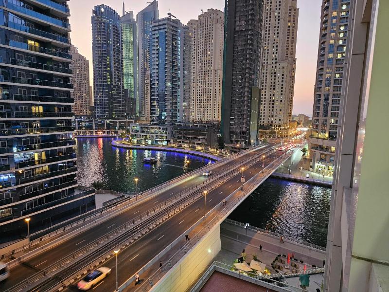 Cozy 1 BR - Dubai Marina - 5 Min to Beach and Metro — комфортный отель в Дубае
