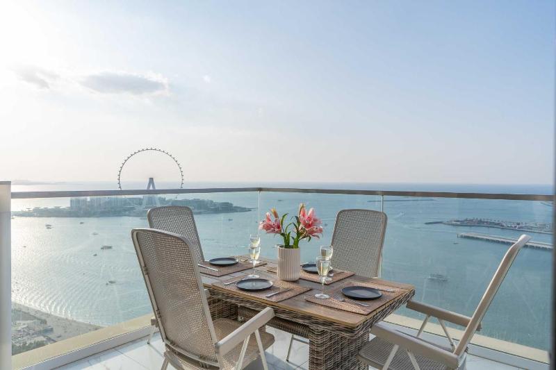 Stunning Seaview Luxury Building JBR — комфортный отель в Дубае
