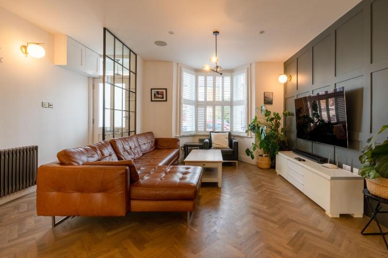 Luxury 3 Bed House in Central Wimbledon Sleeps 7 — отель с удобствами в Лондоне