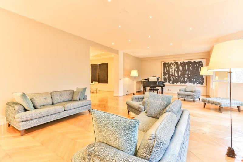 Exclusive apt at the foot of the Eiffel Tower — отель в Париже, Франция