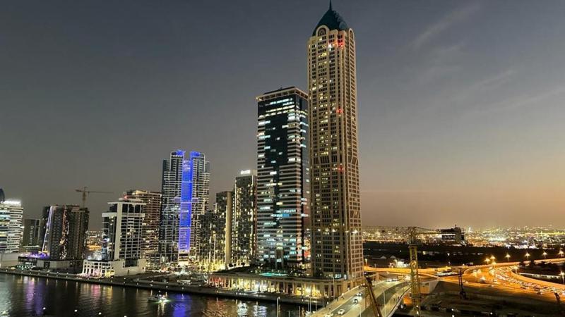 Beautiful 1 Bedroom with Canal View in Zada Tower — отель с удобствами в Дубае