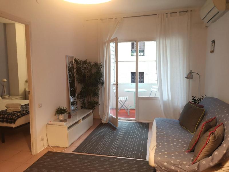 ApartEasy - Balcony, quiet, sunny apartment — отель с удобным расположением в Барселоне