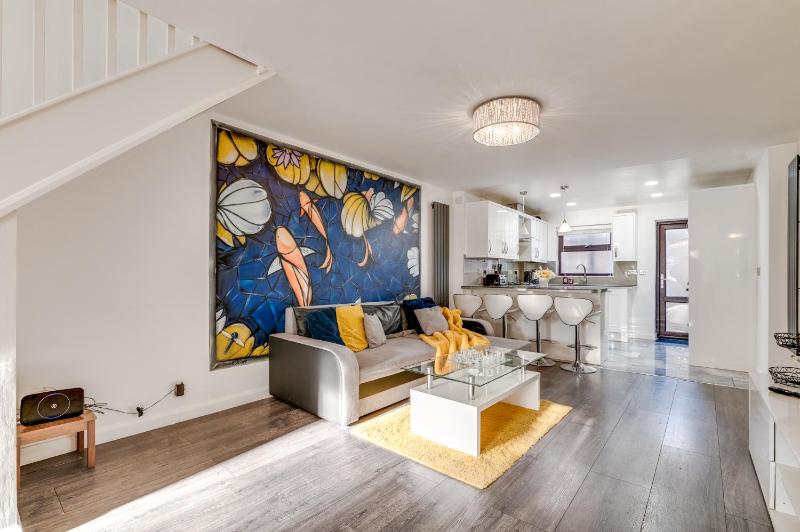 LiveStay - Stylish 3-Bed Gem in Trendy E1 London — отель с удобствами в Лондоне