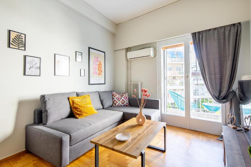 Spacious apartment with partial Acropolis view — отель с удобным расположением в Афины