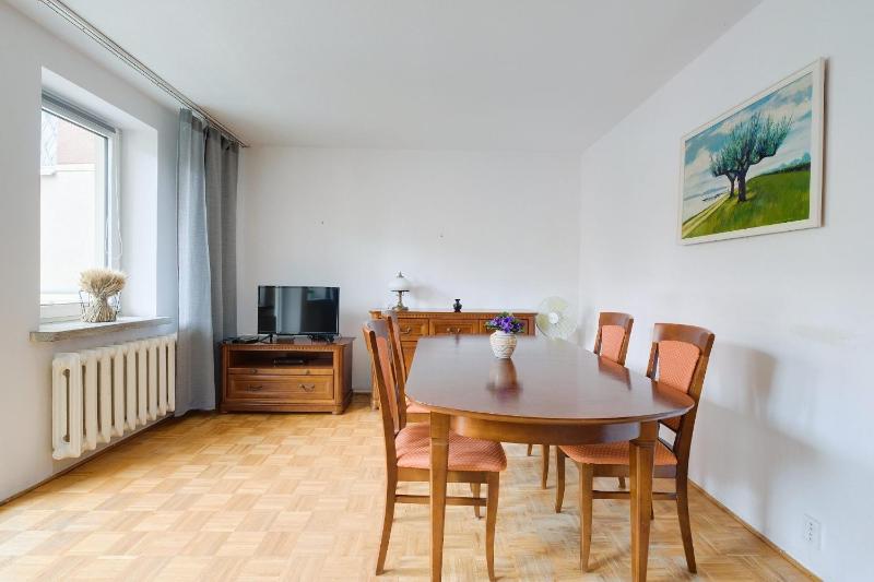 Spacious apartment in green location — отель в Варшаве, Польша