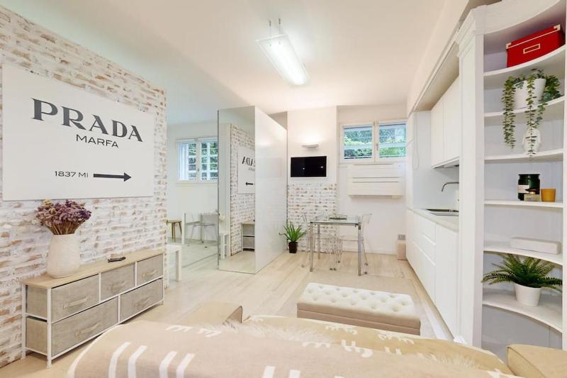 [Mirrors House] Chic apartment in the city center — отель с удобным расположением в Милане
