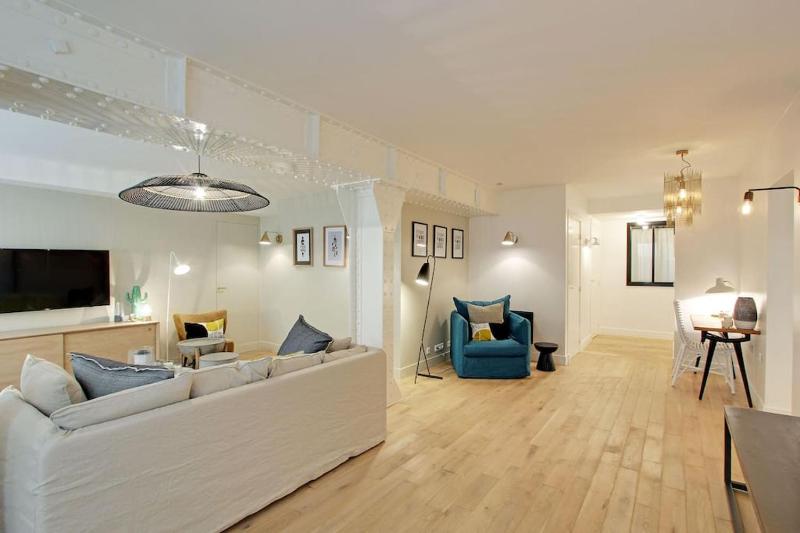 Цены на Amazing flat in Paris ! в Париже