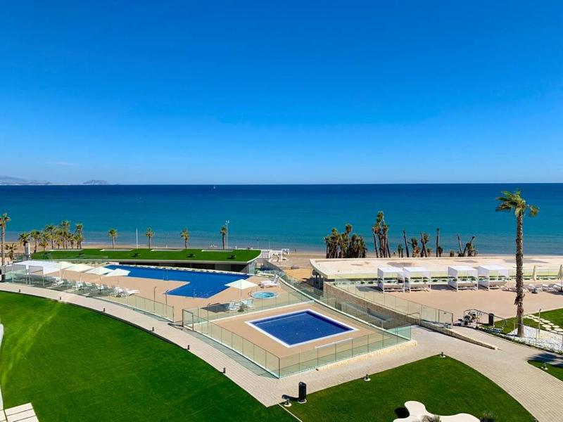 Luxe apartment San Juan beach, HEATED POOL. — отель с удобным расположением в Аликанте