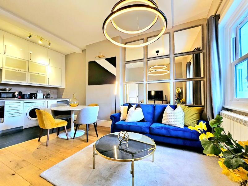 Цены на Gorgeous Hyde Park Home with Elevator Access by Tube Metro Stations в Лондоне
