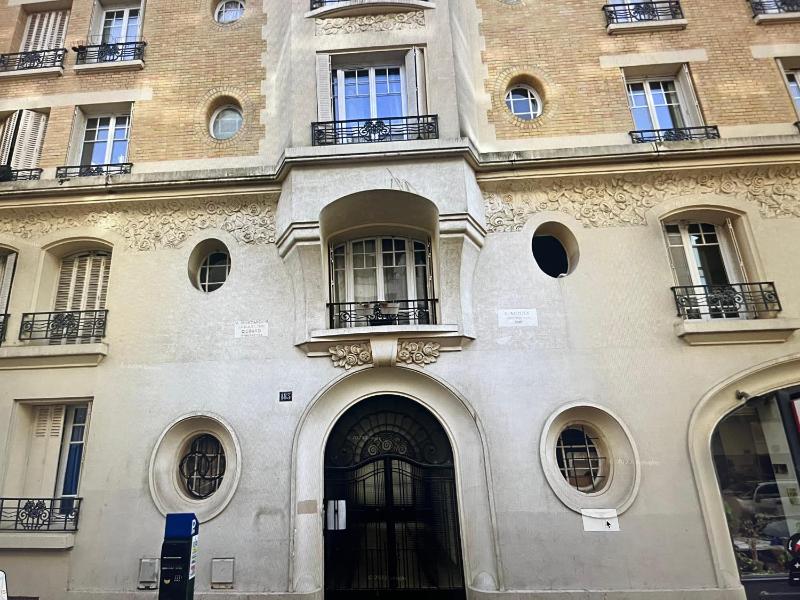 Appartement 18eme renove proche Montmartre — отель с удобным расположением в Париже