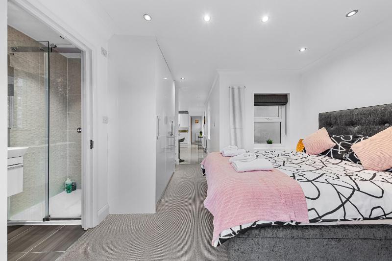 Elegant Serviced Apartment Studio - Central London — отель с удобствами в Лондоне
