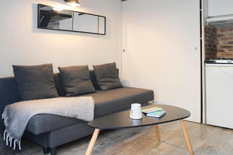 Charming little duplex house in Paris 18th — отель с удобствами в Париже