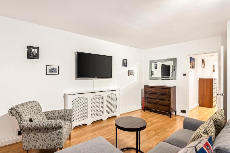 Spacious Ground Floor Apartment - fab location — забронировать отель в Лондоне