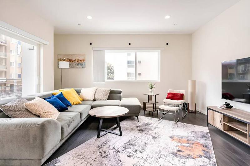 Central LA Luxury: 2BR/2BA in Heart of Koreatown — отель с удобным расположением в Лос-Анджелесе