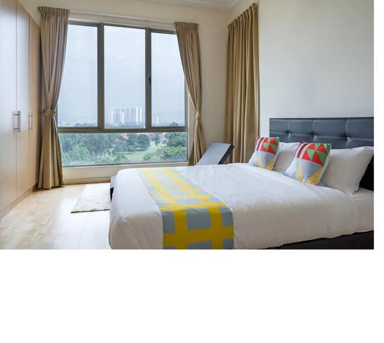 2BR 2 Bath Homestay near The Exchange TRX 4~5 pax — отель с удобствами в Куала-Лумпуре