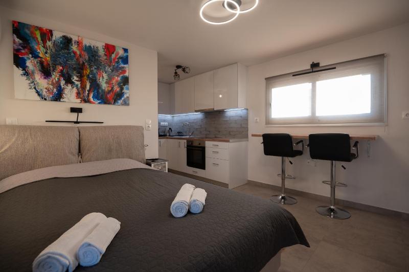 Studio with panoramic Athens view — забронировать отель в Афины