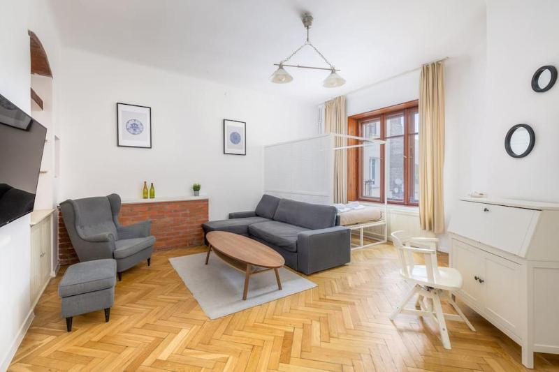 Charismatic Apartment in a Tenement House by ECRU WWA62 — отель с удобным расположением в Варшаве