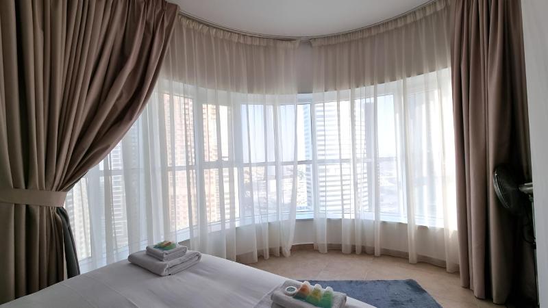 Cozy, Compact, Equipped Studio, 8 Mins From Metro — отель с удобствами в Дубае