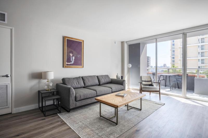 Downtown 1BR w Gym Pool Spa nr Broad Museum LAX-284 — забронировать отель в Лос-Анджелесе