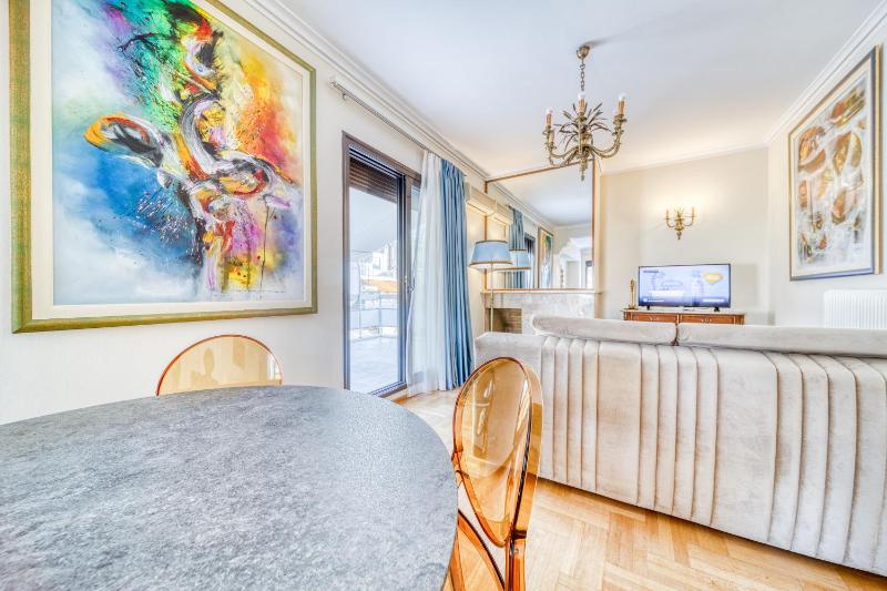 Phaedrus Living Heritage Luxury Penthouse Kolonaki — комфортный отель в Афины