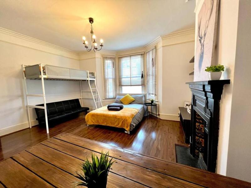 Spacious 2-Bed House 20 mins from Central London — комфортный отель в Лондоне