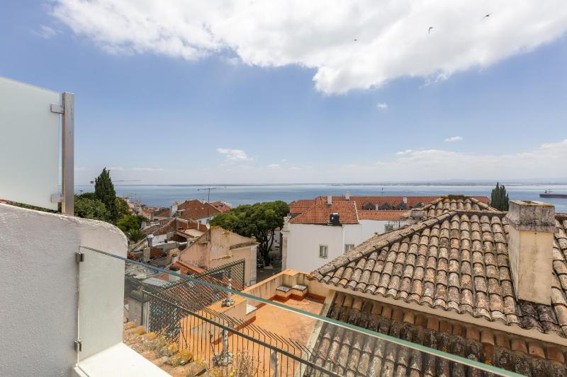 MY LX FLAT Castle Alfama Apartments — отель с удобным расположением в Лиссабоне