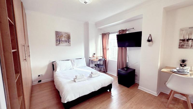 UK Chaps Retreat: Chelsea Studio Haven with Private Balcony — отель в Лондоне, Соединенное Королевство