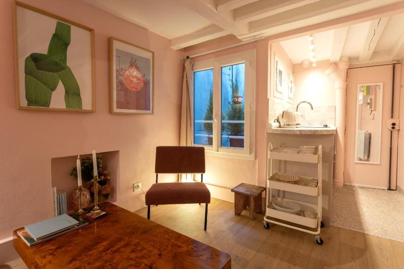 Charmant duplex historique Coeur Marais — отель с удобным расположением в Париже