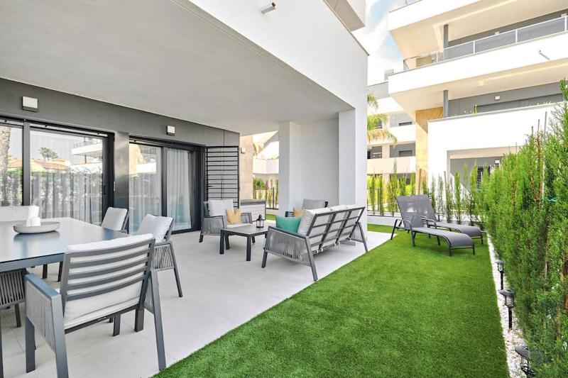 Nowoczesny apartament z ogrodem 6 osobowy — отель с удобствами в Аликанте