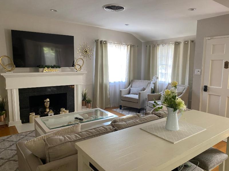 Stunning Home with large Yard in Los Angeles — отель в Лос-Анджелесе, Соединенные Штаты Америки