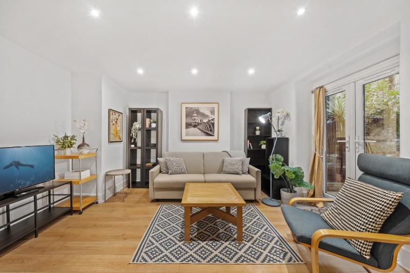 Цены на 2 BR garden flat in W Kensington в Лондоне